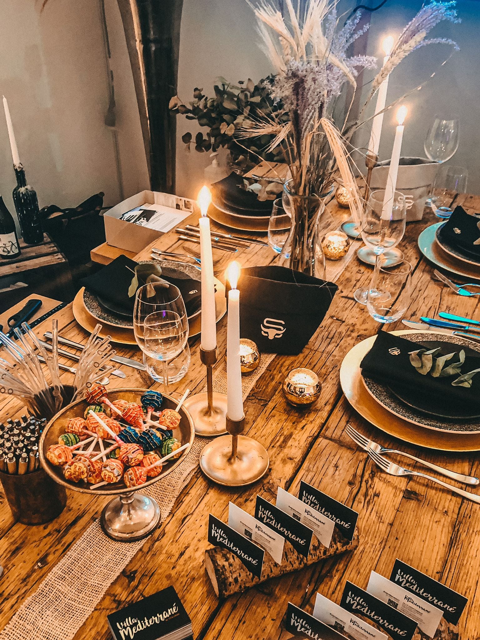 Detailansicht eines festlich gedeckten Tisches mit Kerzen und Dekoration in der Villa Mediterrane in Bielefeld