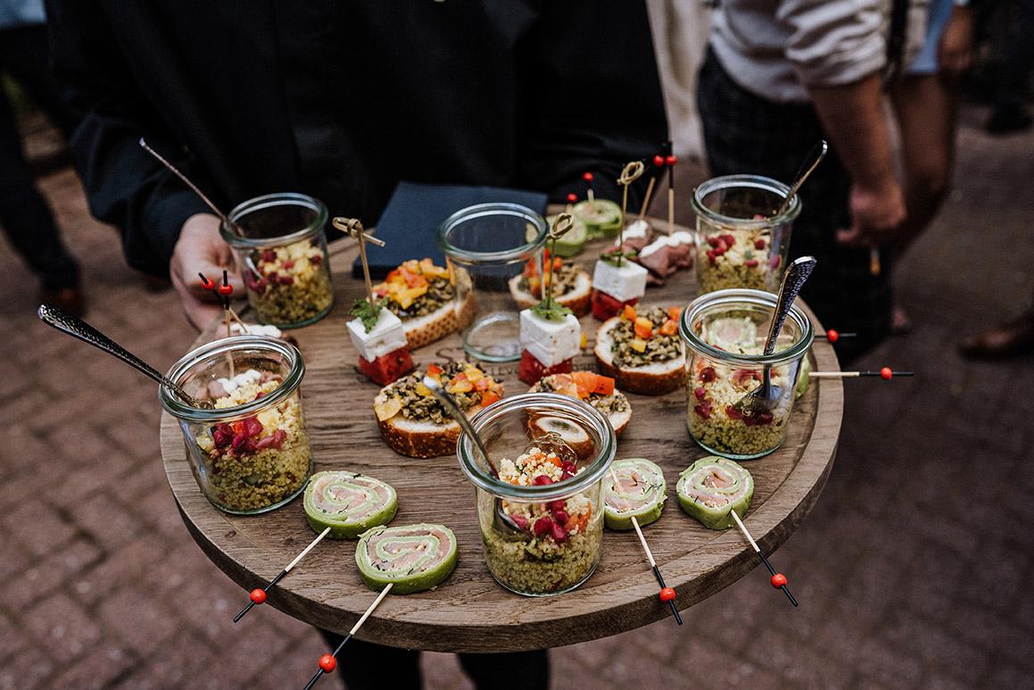 Fingerfood-Auswahl auf einem Tablett bei einem Event in der Villa Mediterrane in Bielefeld