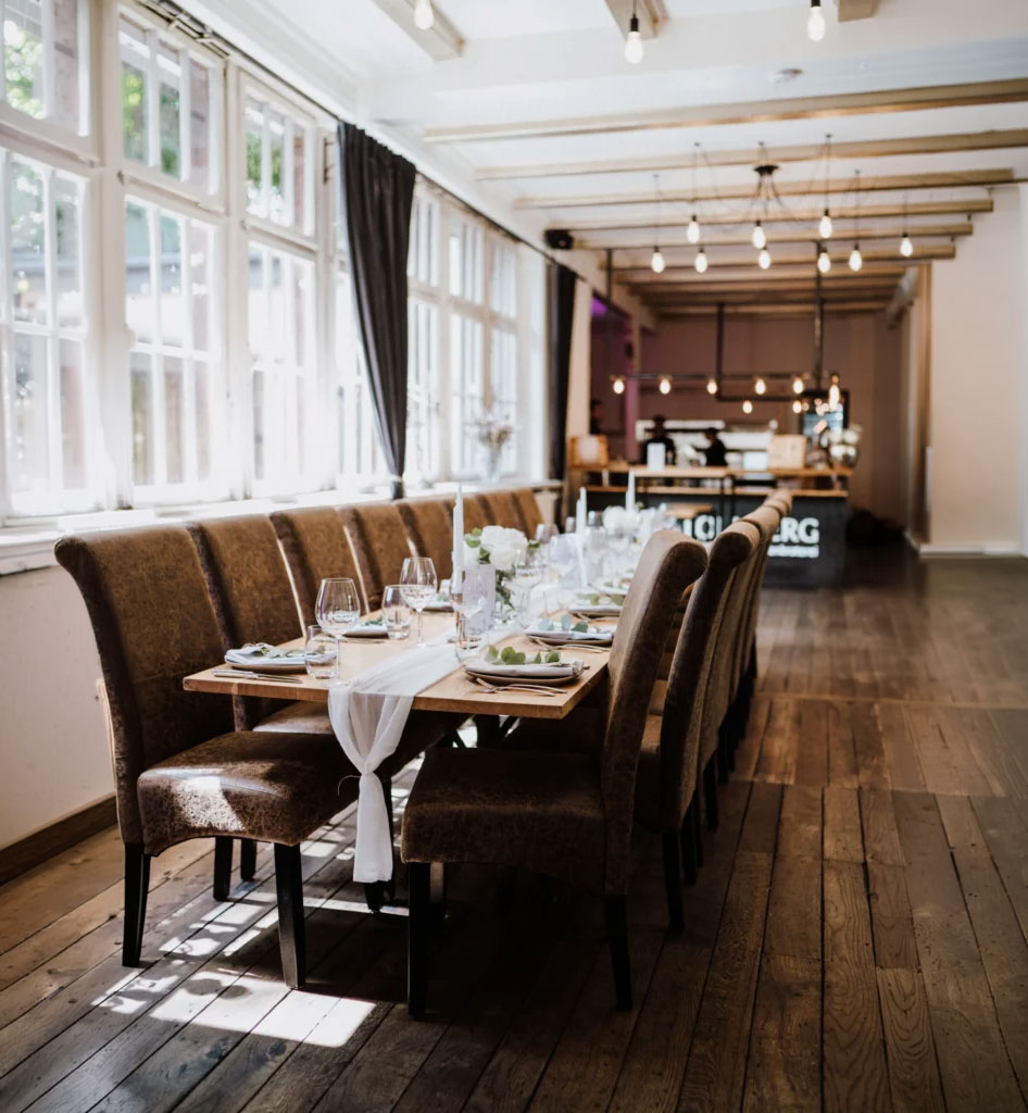 Lange festlich gedeckte Tafel im Innenraum der Villa Mediterrane in Bielefeld