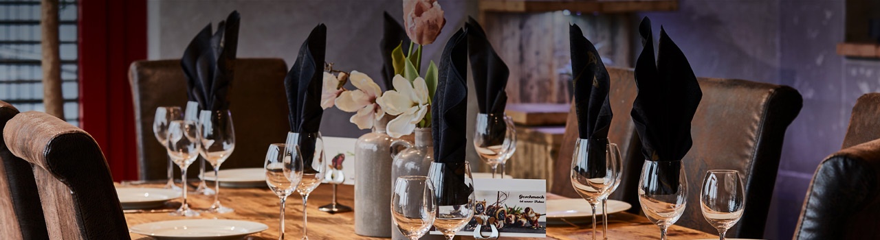 Gedeckter Tisch mit Gläsern und gefalteten Servietten in der Villa Mediterrane in Bielefeld