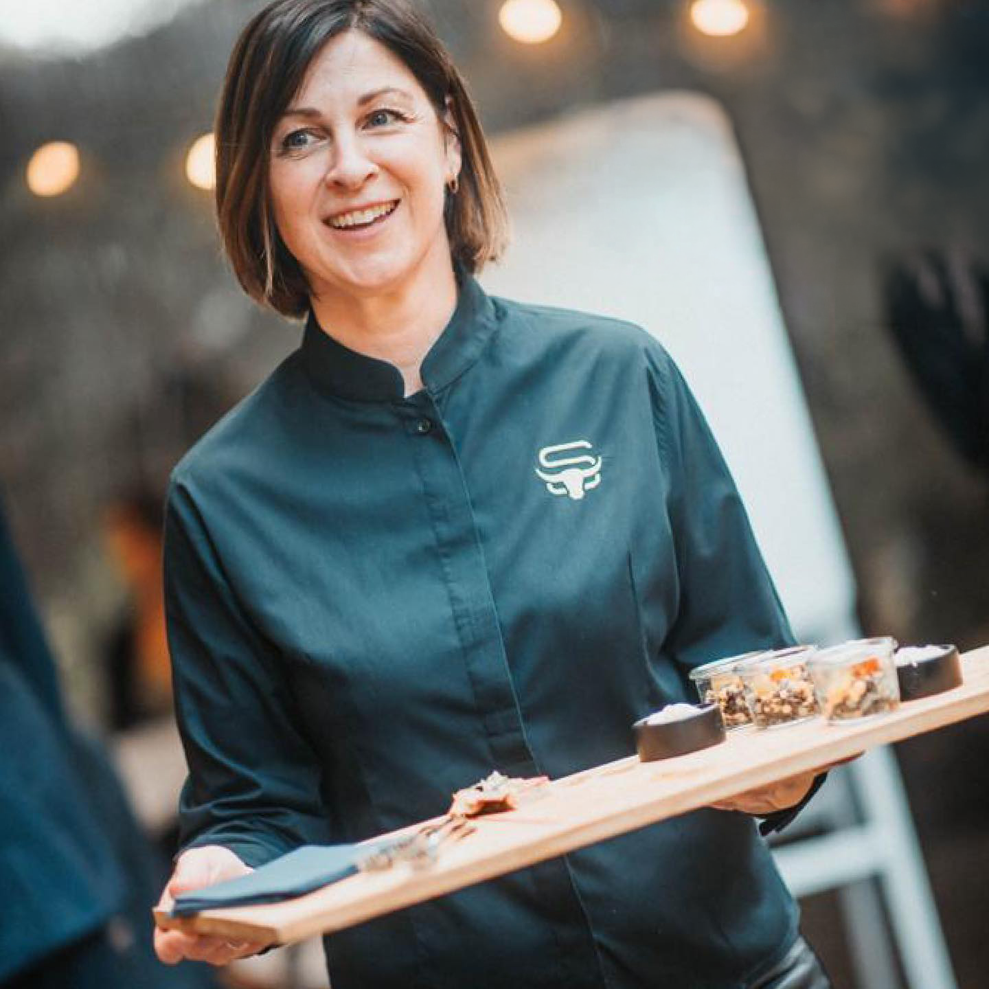 Servicekraft mit Tablett serviert kleine Vorspeisen beim Flying Buffet