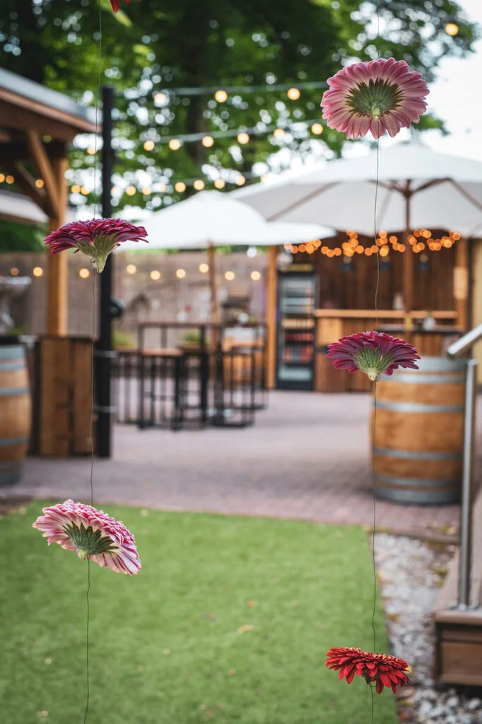 Hängende Blumendekoration im Außenbereich der Villa Mediterrane in Bielefeld