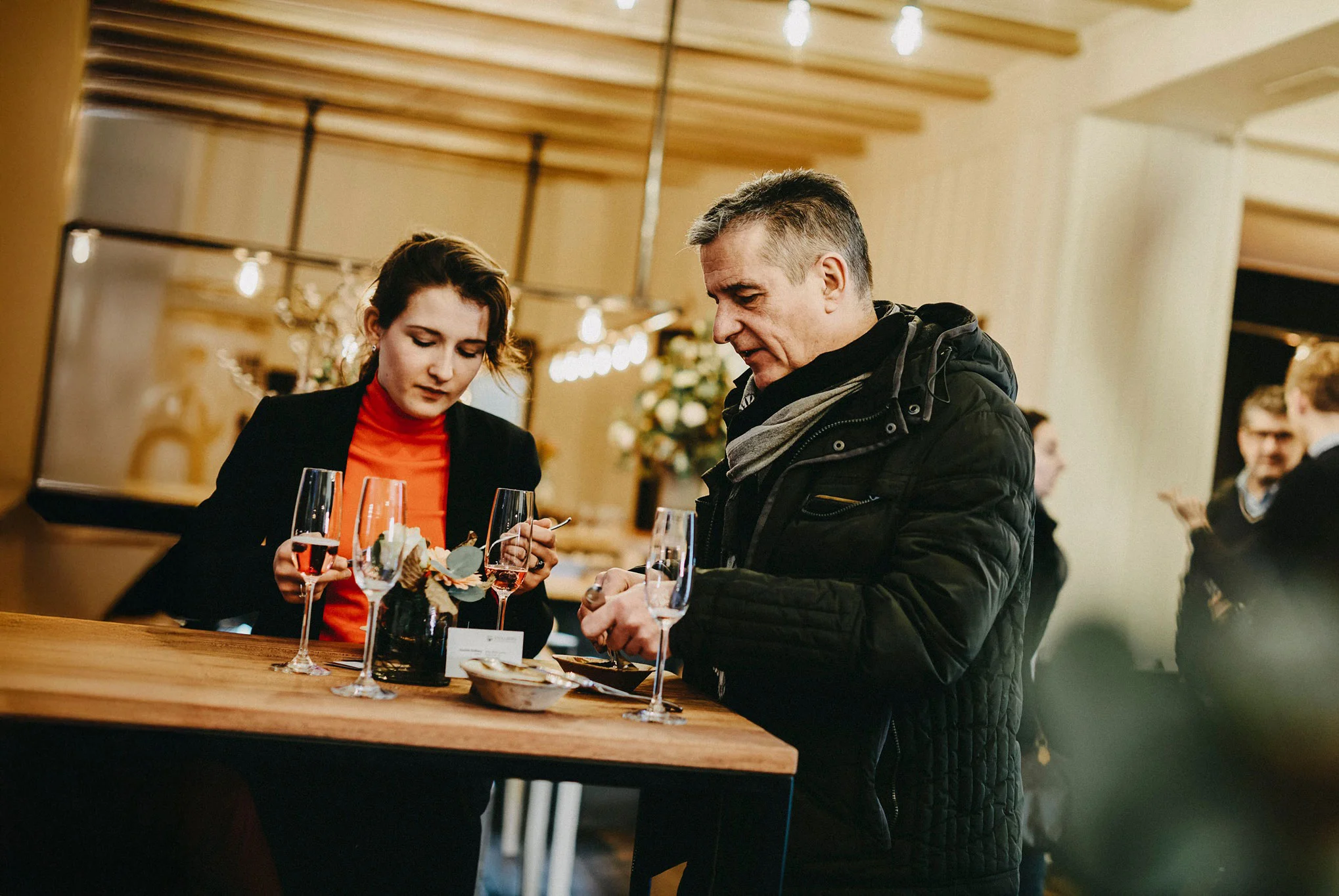 Gäste stehen an einem Hochtisch bei einem Event in der Villa Mediterrane in Bielefeld
