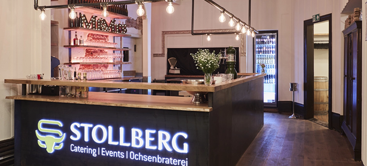 Barbereich im Innenraum der Villa Mediterrane in Bielefeld mit Theke und Beleuchtung