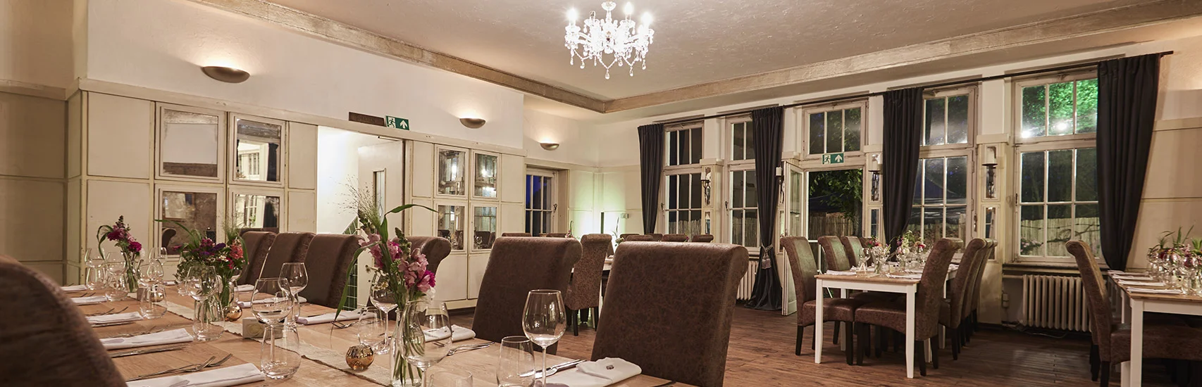 Festlich gedeckter Innenraum mit Tischen und Stühlen in der Villa Mediterrane in Bielefeld