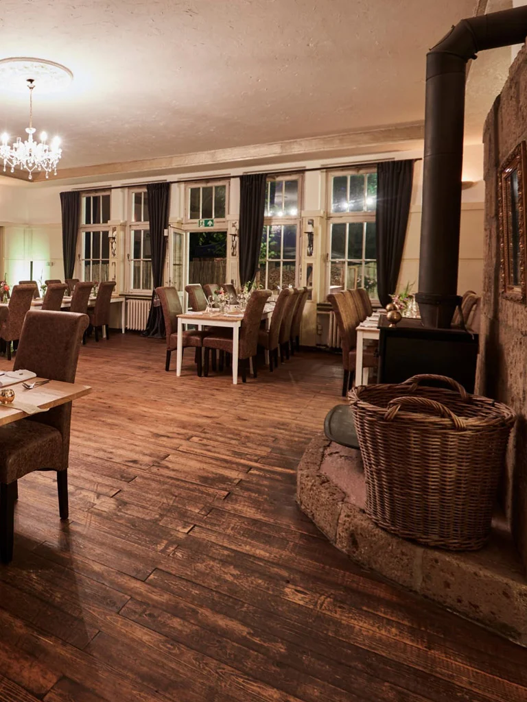 Festlich eingerichteter Innenraum mit Kamin in der Villa Mediterrane in Bielefeld