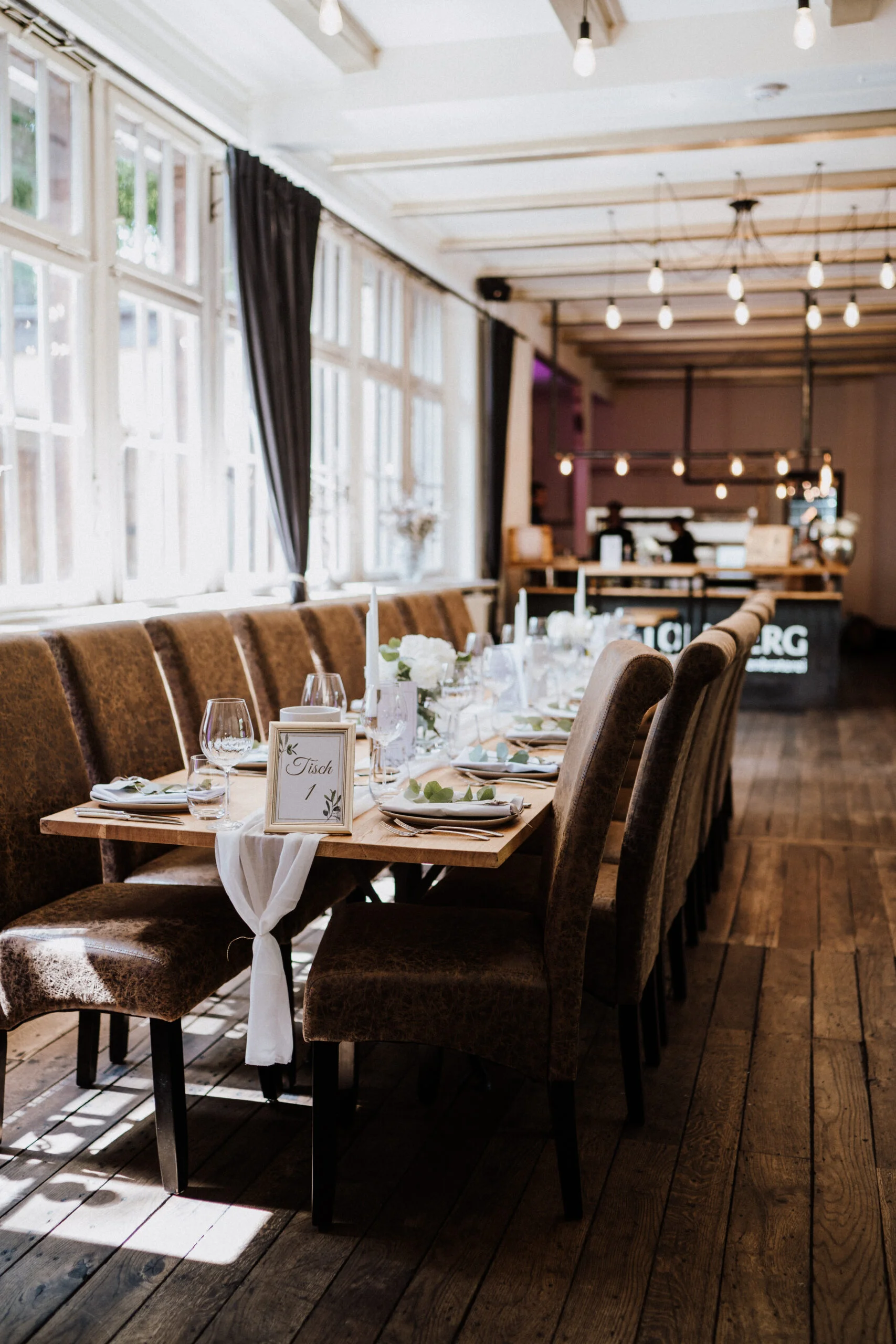 Lange festlich gedeckte Tafel im Innenraum der Villa Mediterrane in Bielefeld