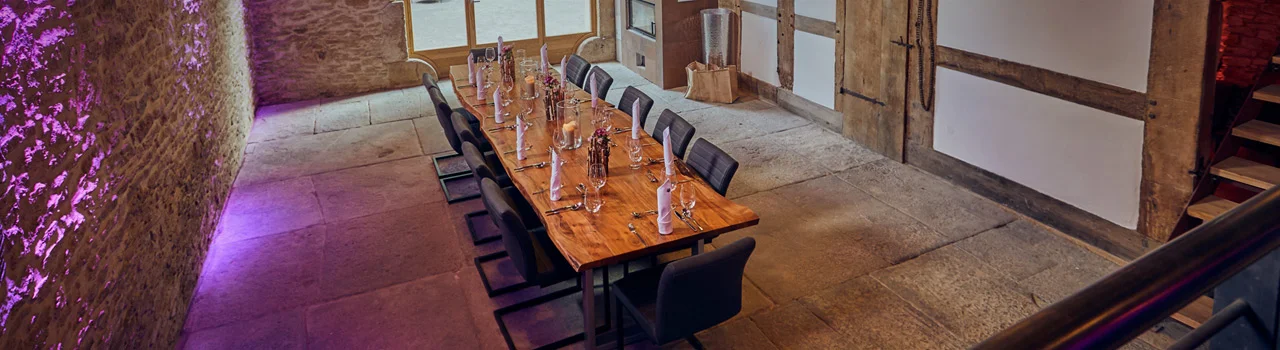 Lange gedeckte Tafel in einem historischen Innenraum der Villa Mediterrane in Bielefeld