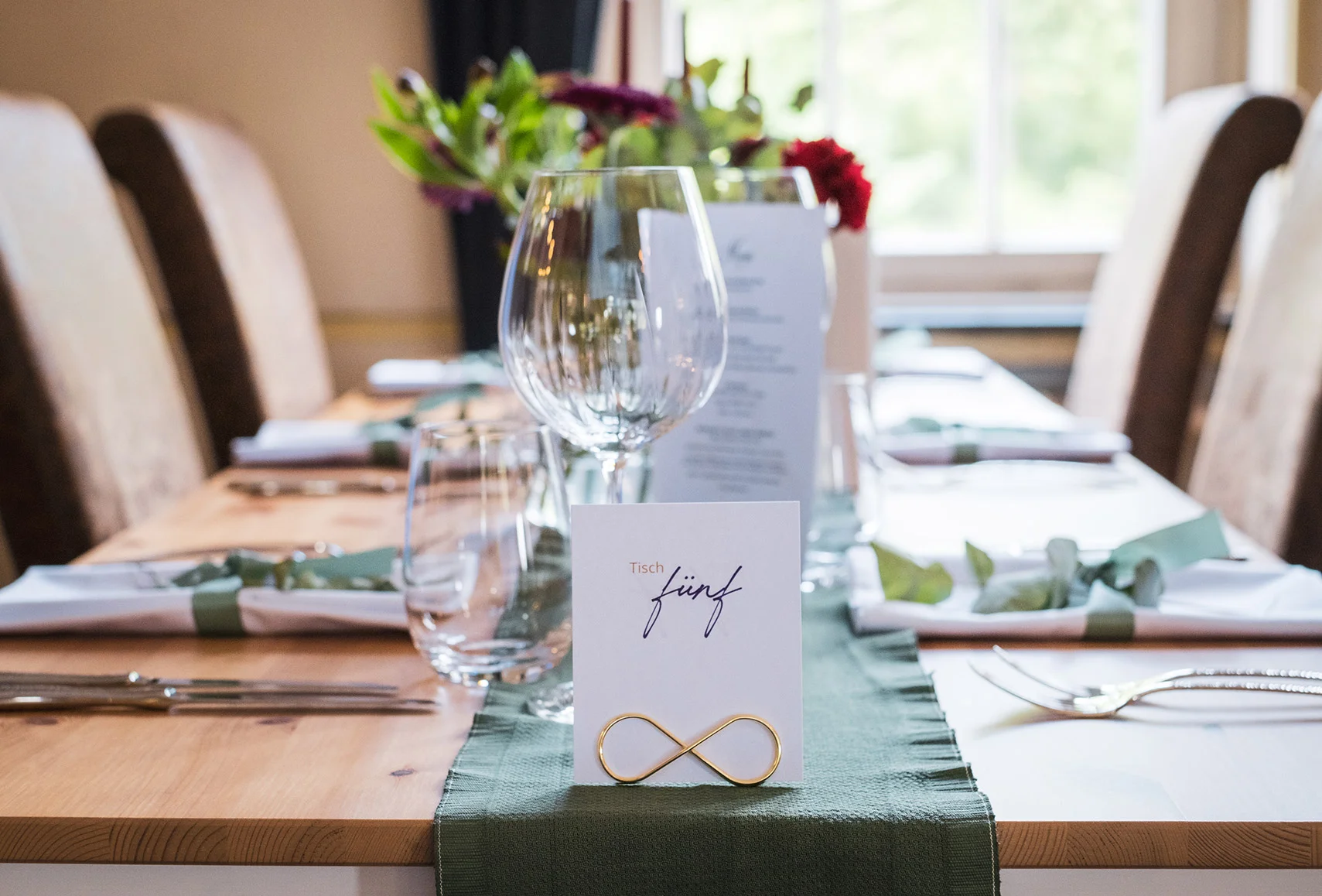 Gedeckter Tisch mit Tischkarte im Innenraum der Villa Mediterrane in Bielefeld